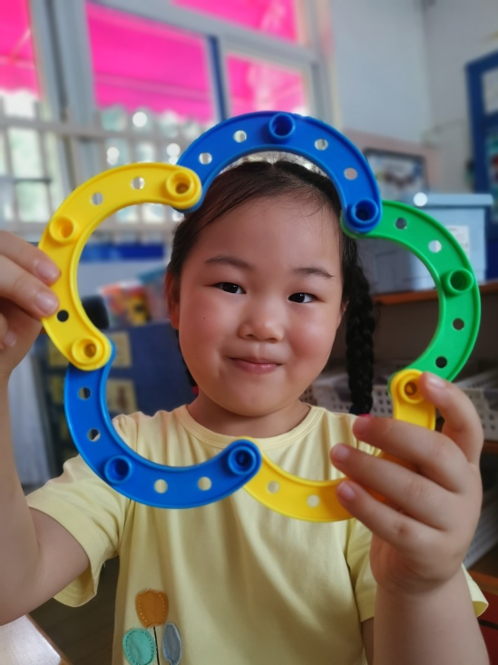 梦到自己生了个小女孩：梦境解析与可爱名字推荐