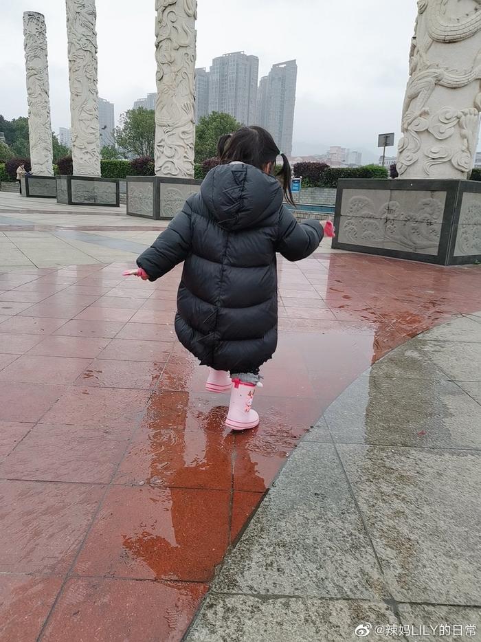 姓易的女孩名字四个字：专业取名大师为您揭秘